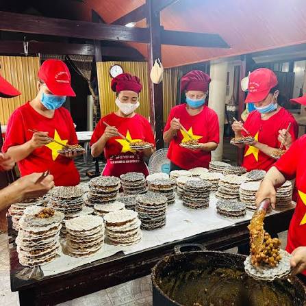 Khách hàng nhận cu đơ Thư Viện