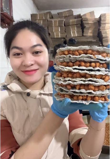 Khách hàng nhận cu đơ Thư Viện